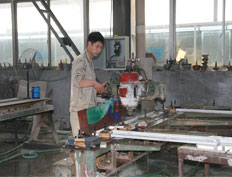 天然石材工人在施工