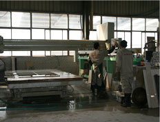 工人在操作机器