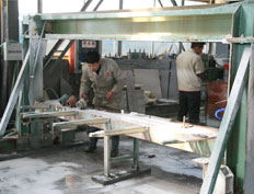 天然石材工人在打磨石材