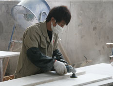 天然石材工人切割石材